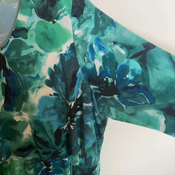 Susan Graver Womens 2X Tiered V-Neck Tunic Top Green Blue Floral 3/4 Sleeve 2904 - Picture 6 of 8